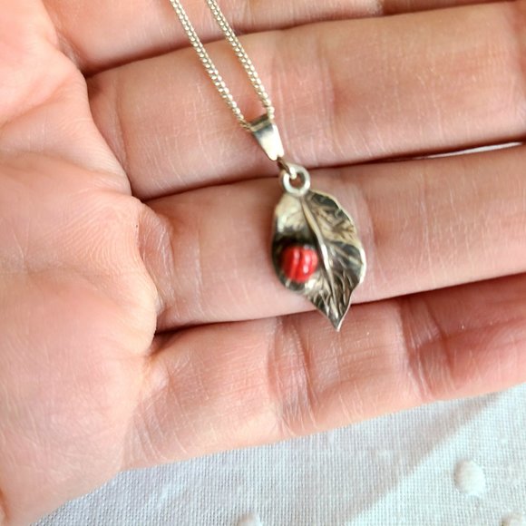 Sterling silver pendant with lady bug on leaf. Made in Italy. - Picture 1 of 5